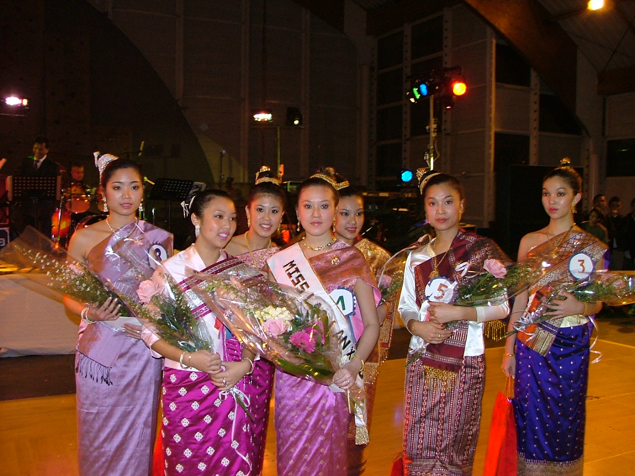 soirée fin année2006-élection miss lane-xang- lao Paris-311206 153.jpg